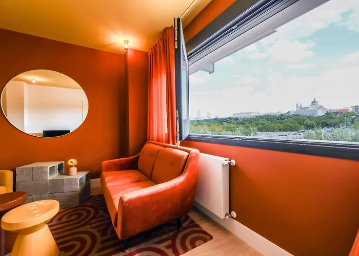 Hotel cerca del colegio: AmazINN Places Palacio Real